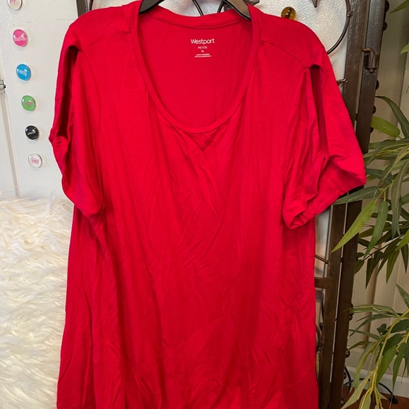 Red Scoop Neck Short Sleeve Asymmetrical T-Shirt with Cold Shoulder. PXL. - Picture 3 of 3